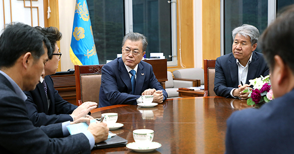 문재인 대통령이 5일 오후 청와대 여민관 집무실에서 조명래 환경부 장관으로부터 미세먼지 대응방안과 관련한 긴급 보고를 받고 있다. (사진=청와대)