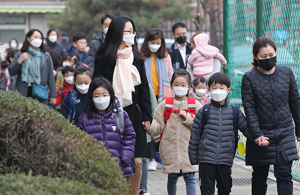 수도권에 6일째 미세먼지 비상저감조치가 시행된 6일 오전 서울 여의도초등학교 어린이들이 마스크를 쓰고서 등교하고 있다.(사진=저작권자(c) 연합뉴스, 무단 전재-재배포 금지)