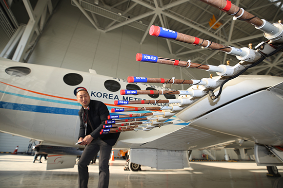 지난 1월 24일 오후 서울 강서구 김포공항 국제선 격납고에 주기 해있는 인공강우 실험에 쓰일 기상청 기상항공기 앞에서 국립기상과학원 이철규 연구관이 설명하고 있다. 기상청 국립기상과학원과 환경부 국립환경과학원은 1월 25일 서해상에서 기상항공기를 이용해 만들어낸 인공강우가 미세먼지를 얼마나 저감할 수 있는지 분석하기 위한 합동 실험을 실시했다. (사진=저작권자(c) 연합뉴스, 무단 전재-재배포 금지)