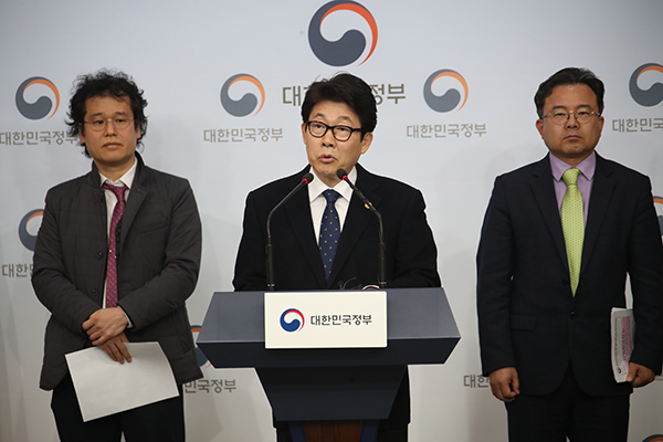 조명래 환경부 장관이 7일 정부서울청사에서 고농도 미세먼지 긴급조치 강화와 관련한 브리핑을 하고 있다..(사진=저작권자(c) 연합뉴스, 무단 전재-재배포 금지)