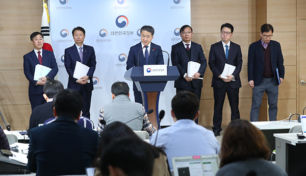 박능후 보건복지부 장관이 11일 정부서울청사에서 2019년 보건복지부 업무계획을 발표하고 있다.
