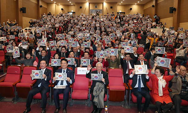 4일 열린 '1919 유관순’ 시사회에서 관객들이 입장 전 배포된 태극기를 일제히 들고 기념촬영하고 있다.