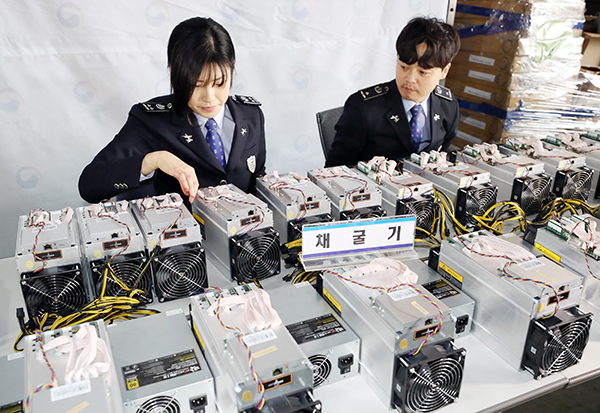 인천본부세관에서 직원들이 불법 가상화폐 채굴기를 공개하고 있다.(사진=저작권자(c) 연합뉴스, 무단 전재-재배포 금지)