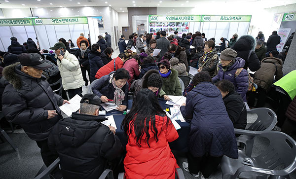 서울 마포구청에서 열린 2019 노인 일자리 및 사회활동지원사업 통합모집 행사에 참가한 어르신들이 취업신청서를 작성하고 있다.(사진=저작권자(c) 연합뉴스, 무단 전재-재배포 금지)