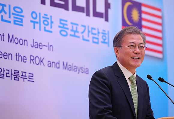 말레이시아를 국빈 방문 중인 문재인 대통령이 12일 오후 말레이시아 쿠알라룸푸르 메리어트 호텔에서 열린 동포 만찬 간담회에서 인사말을 하고 있다. (사진=저작권자(c) 연합뉴스, 무단 전재-재배포 금지)
