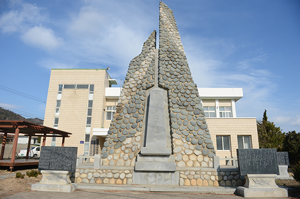 소안 주민들과 출향인사들이 모금을 해 1990년 노인회관 앞에 직접 세운 소안도 항일운동 기념탑.