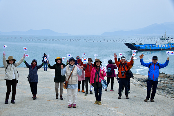 3.1운동 100주년을 맞아 당사도 등대를 방문한 ‘섬으로’ 다음카페 회원들이 태극기를 들도 당사도를 방문했다.