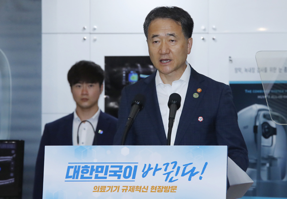 박능후 보건복지부 장관이 19일 오후 경기도 성남시 분당서울대병원 헬스케어혁신파크에서 열린 의료기기 규제혁신 및 산업육성 방안 정책 발표장에서 행사 취지 및 진행 경과를 발표하고 있다. (사진=저작권자(c) 연합뉴스, 무단 전재-재배포 금지)