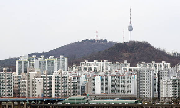 올해 서울의 아파트 등 공동주택 공시가격이 14.17% 오를 전망이다. 국토교통부는 14일 전국 아파트 등 공동주택 1천339만 가구의 공시 예정 가격을 이날 오후 6시 이후 공개하고 소유자 의견청취에 들어간다고 밝혔다. 사진은 서울 시내 아파트. (사진=저작권자(c) 연합뉴스, 무단 전재-재배포 금지)