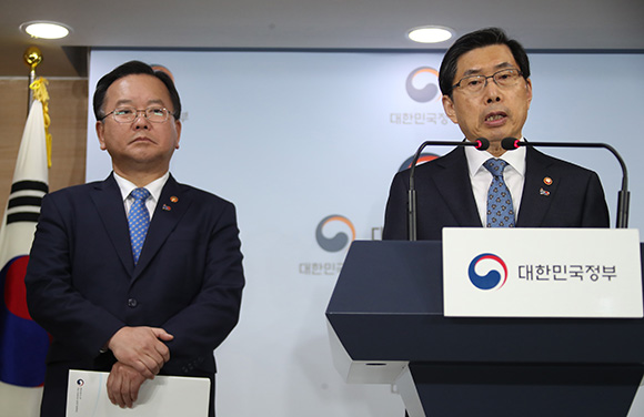 박상기 법무부 장관과 김부겸 행정안전부 장관이 19일 정부서울청사에서 과거사위원회 활동 및 버닝썬 수사 관련 법무부-행안부 합동 긴급 기자회견을 하고 있다. (사진=저작권자(c) 연합뉴스, 무단 전재-재배포 금지)