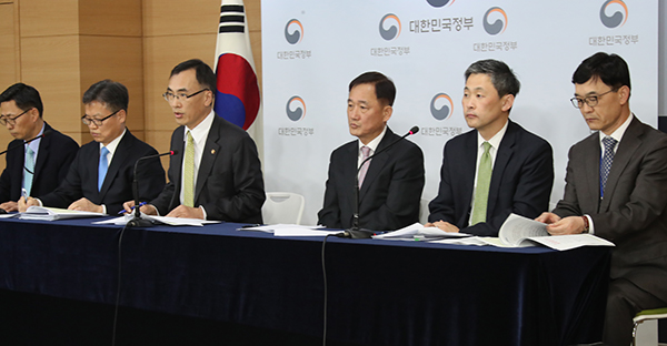 정부합동 TF 팀장인 차영환 국무조정실 국무2차장(왼쪽에서 세 번째)이 19일 오후 정부서울청사에서 관계부처와 합동으로 공공기관 작업장 안전강화대책을 발표하고 있다.(사진=저작권자(c) 연합뉴스, 무단 전재-재배포 금지)