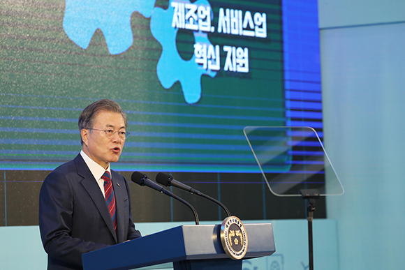 문재인 대통령이 21일 오전 서울 을지로 IBK 기업은행 본점에서 열린 '혁신금융' 비전 선포식에서 여신시스템 혁신, 모험자본 공급, 산업혁신 지원 등 '혁신금융'의 비전을 제시하고 있다. (사진=저작권자(c) 연합뉴스, 무단 전재-재배포 금지)