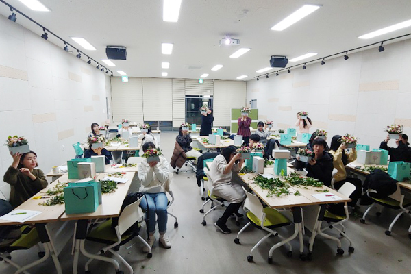 취미활동 일환으로 진행 중인 꽃공예에 참여하는 취준생들이 자신의 작품을 들고 활짝 웃고 있다. (제공=청년일자리 프렌즈)
