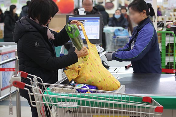 비닐봉투 사용을 줄이기 위한 ‘자원의 절약과 재활용촉진에 관한 법률’(자원재활용법) 시행규칙 개정안에 따라 대형마트와 큰 슈퍼마켓에서 일회용 비닐봉투 사용이 금지된 지난 1월 1일 오전 서울의 한 대형마트에서 시민들이 직접 준비해온 장바구니에 구매한 물품을 넣고 있다. (사진=저작권자(c) 연합뉴스, 무단 전재-재배포 금지)