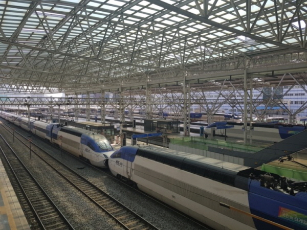 서울역에 정차 중인 KTX.