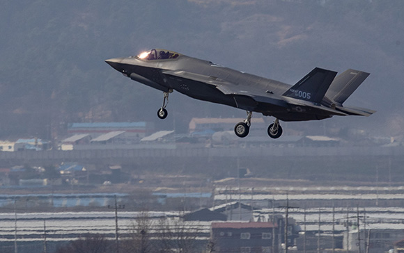 한국의 첫 스텔스 전투기 F-35A가 29일 오후 청주 공군기지에 착륙하고 있다. (사진=저작권자(c) 연합뉴스, 무단 전재-재배포 금지)