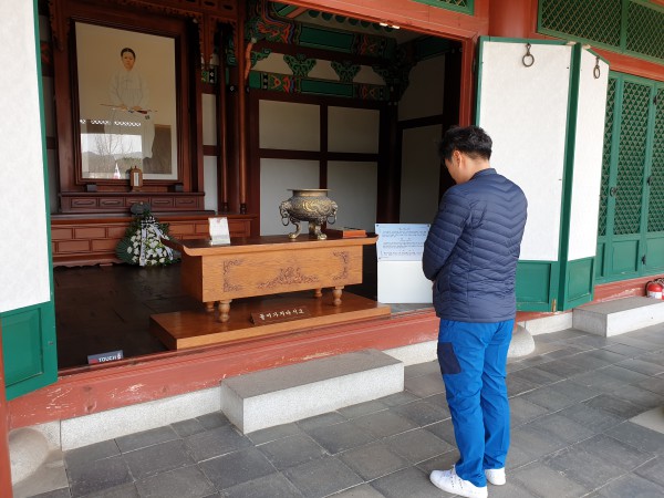유관순 열사 영정 앞에서 묵념하는 시민