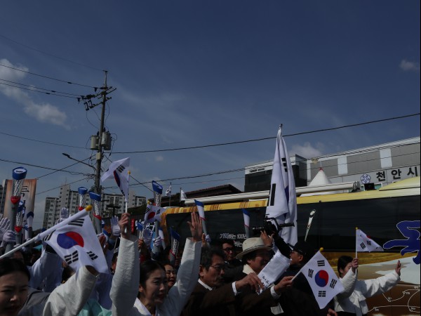 사회자의 선창에 따라