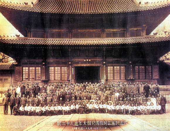 상하이 임시정부에서 1919년 4월 11일 임시헌장을 선포한 날을 기념해 임정관계자들이 1947년 같은 날에 창덕궁 인정전에서 제28주년 기념식을 거행했다. (사진=저작권자(c) 연합뉴스, 무단 전재-재배포 금지)