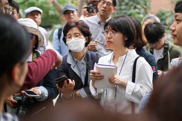 군사위원회 옛 건물 앞에서 카이로 회담 등에 대한 이야기를 들을 수 있었다