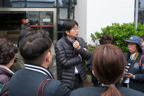 기강박물관의 의의에 대해 설명하는 박광일 작가