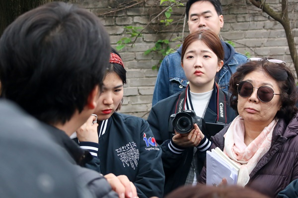 박광일 작가의 설명을 듣는 탐방단의 표정에도 아련함이 묻어난다