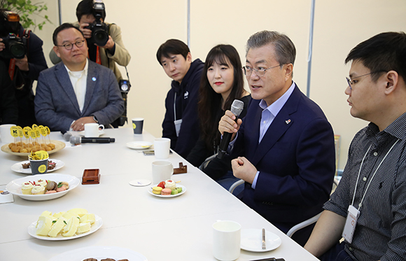문재인 대통령이 3월 6일 ‘제2벤처 붐 확산 전략 보고회’ 사전 간담회에서 입주 벤처 기업 대표들과 대화하고 있다. (사진=저작권자(c) 연합뉴스, 무단 전재-재배포 금지)