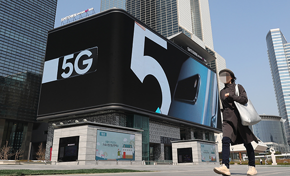 국내 이동통신사들이 세계 최초 일반용 5G 서비스를 조기 개통한 가운데 4일 오전 서울 강남구 한 건물 외벽에 설치된 디지털 사이니지에 5G 단말기 광고가 나오고 있다. (사진=저작권자(c) 연합뉴스, 무단 전재-재배포 금지)