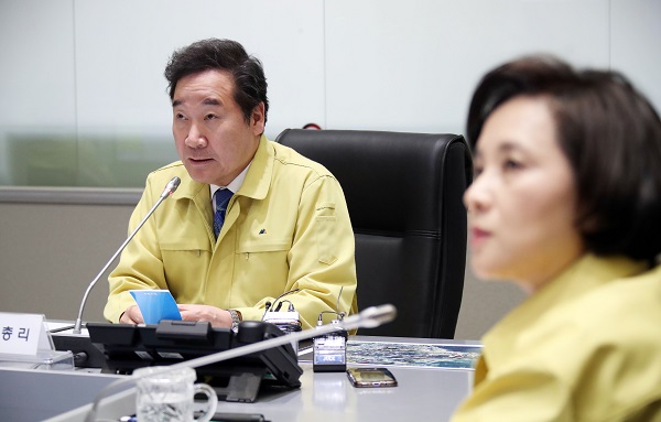 이낙연 국무총리가 5일 오전 정부서울청사 중앙재난상황실에서 열린 강원도 산불 관계장관회의에서 국무위원들과 산불 상황을 점검하고 있다.(사진=저작권자(c) 연합뉴스, 무단 전재-재배포 금지)