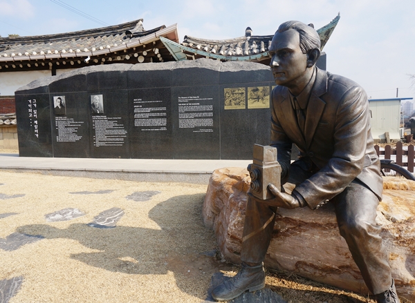 경기도 화성시 제암리에는 3.1운동 순국기념관이 있다. 입구에는 외국인 모습의 특이한 동상과 자전거가 있다. 제암리 현장을 목격하고 이를 해외에 알린 선교사 프랭크 윌리엄 스코필드(1889~1970, Frank William Schofield, 한국명 석호필)박사다. 