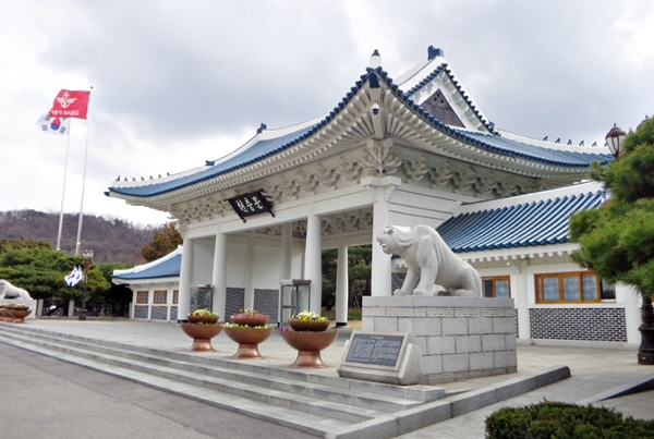 스코필드박사는 외국인 최초로 서울 동작동 국립현충원에 안장되었다. 