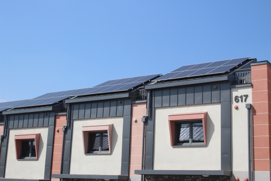 집집마다 태양광 패널이 설치돼 있어 발전이 가능합니다.
