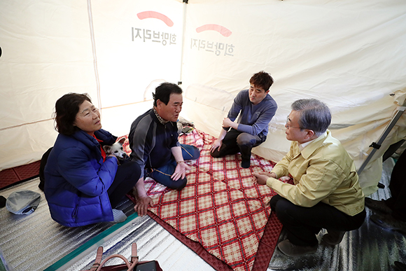 문재인 대통령이 5일 오후 속초·고성 산불로 터전을 잃은 주민들이 대피해 있는 강원도 고성군 토성면 천진초등학교를 방문해 이재민을 위로하고 있다. (사진=청와대)