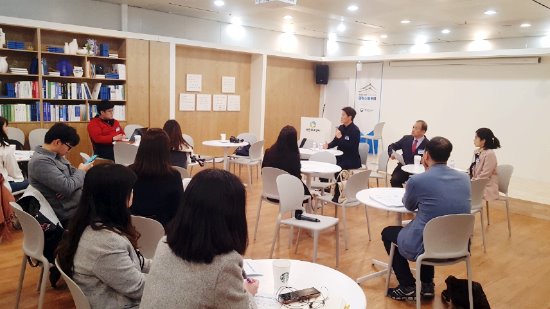 정책기자단과 국민권익위원회 기자단이 공익신고자 보호보상제도에 대한 질문을 하고 있다 