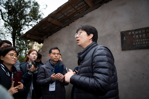 이동녕 선생 거주지에 대해 설명을 하는 박광일 여행작가. 담벼락에 이동녕 선생 거주지 표지가 있다.