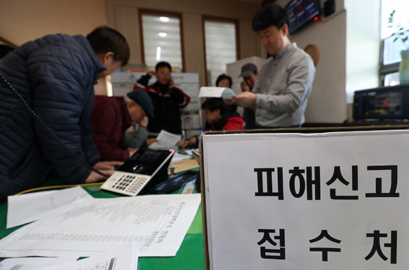 지난 8일 오후 강원 고성군 토성면 행정복지센터 내 산불 피해신고 접수처에 몰린 주민들이 신고서를 작성하고 있다. (사진=저작권자(c) 연합뉴스, 무단 전재-재배포 금지)
