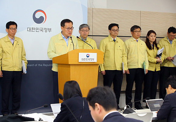 배진환 행정안전부 재난협력실장이 11일 세종시 정부세종청사에서 강원도 동해안 산불 이재민에 대한 정부 지원 방안을 발표하고 있다. (사진=저작권자(c) 연합뉴스, 무단 전재-재배포 금지)
