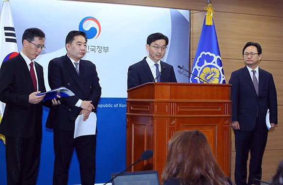 일본이 제기한 후쿠시마 수산물 수입금지 조치 제소 사건에서 한국이 예상을 깨고 세계무역기구(WTO) 상소기구에서 승리한 가운데 12일 세종시 정부세종청사에서 윤창렬 사회조정실장 등이 판결결과에 대한 정부의 입장을 밝히고 있다. (사진=저작권자(c) 연합뉴스, 무단 전재-재배포 금지)