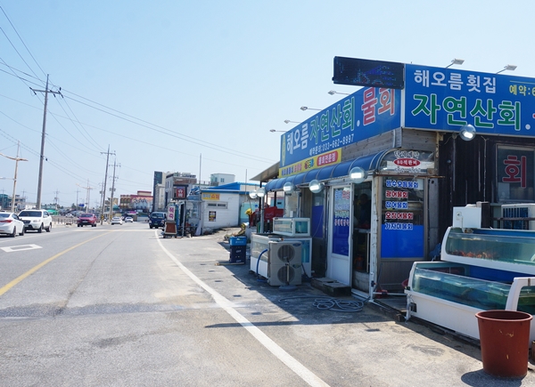 지난 4월12일 강릉을 가보니 관광객을 찾아볼 수 없을 정도로 심각해 상인들은 산불로 인한 2차 피해까지 걱정하고 있었다.