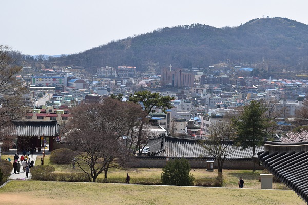 고려궁지에서 바라다 본 마을 모습.