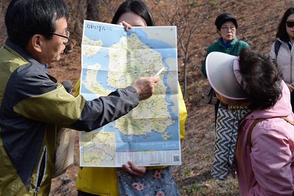 문수산성에서 국민대 박종기 교수가 설명을 하고 있다.
