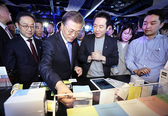 2017년 도전 K-스타트업에 수상했던 ‘망고슬래브 주식회사’도 이번 고성장기업에 선정되었다. 사진은 2017년 11월 30일 문재인 대통령이 벤처 창업 페스티벌장을 방문해 점착식 메모지에 프린트가 가능한 전용 프린터인 '망고슬래브'를 살펴보고 있는 장면. (사진=저작권자(c) 연합뉴스, 무단 전재-재배포 금지)