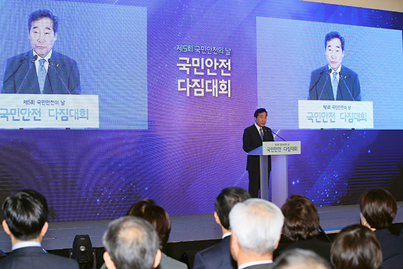 이낙연 국무총리가 16일 세종시 정부세종컨벤션센터에서 열린 제5회 국민안전의날 국민안전다짐대회에서 대회사하고 있다. (사진=저작권자(c) 연합뉴스, 무단 전재-재배포 금지)
