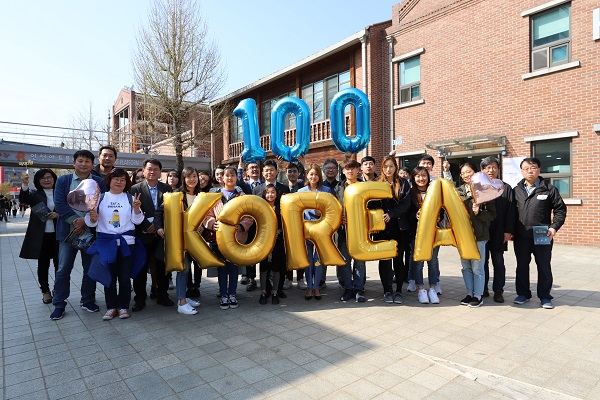 참가자들 모두 대한민국 임시정부 수립 100주년을 기념하며 단체 사진을 촬영했다.
