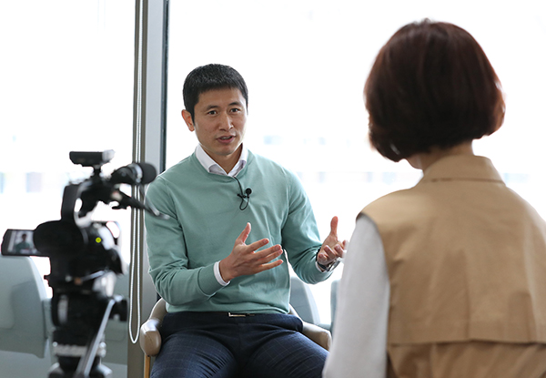 이 위원은 “학교에서는 좋은 성적을 내는 지도자가 좋은 지도자가 아니라, 선수들을 기술적, 심리적, 정신적으로 성장시키는 지도자가 좋은 지도자라는 인식으로 바뀌어야 한다”라고 말하고 있다.