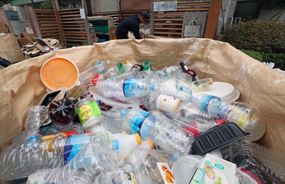 서울 용산구의 한 아파트 쓰레기수거장에 주민들이 내놓은 페트병이 쌓여있다. (사진=저작권자(c) 연합뉴스, 무단 전재-재배포 금지) 