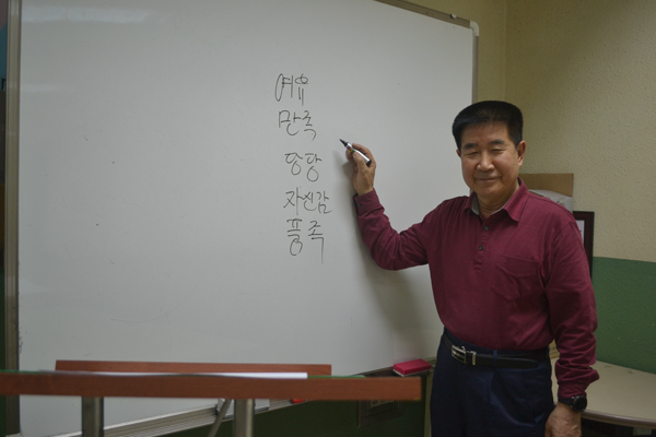 대구수성구수어통역센터장을 맡고 있는 권석현(75)씨는 27년 째 전국에서 손꼽히는 수어통역전문가로 활동 중이다.
