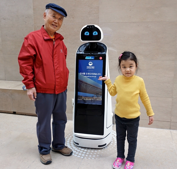 김덕균씨와 손녀가 국립중앙박물관 로봇과 함께.