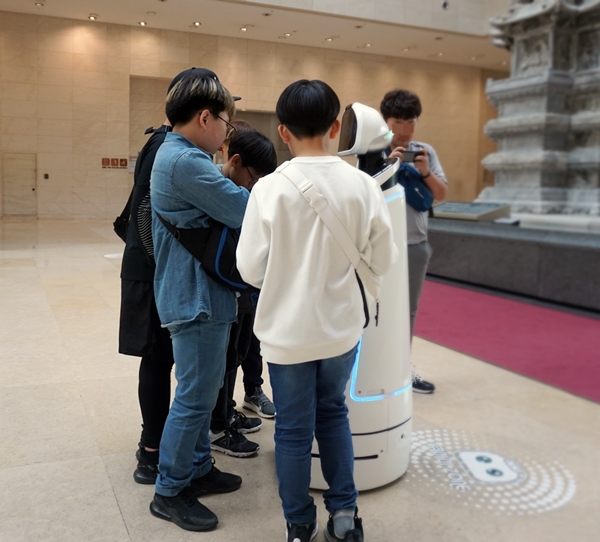 박물관은 학생들이 많이 찾는 장소라 로봇은 언제나 인기다.