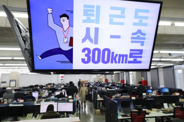 주52시간제 계도기간이 끝난 1일 서울 강남구 위메프 본사에서 직원들이 오후 6시에 맞춰 정시퇴근하고 있다. 위메프는 퇴근시간이 지나면 사내 PC가 자동으로 종료되는 PC오프제를 도입해 이날부터 시행했다. 2019.4.1/뉴스1